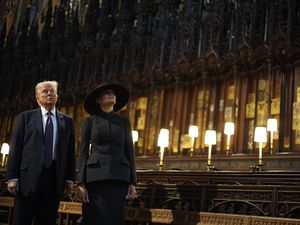 Supporting image for story: Trump lays wreath at tomb of late Queen and declares visit a ‘great honour’