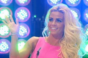 Supporting image for story: Katie Price thrills her fans at the Merry Hill Centre