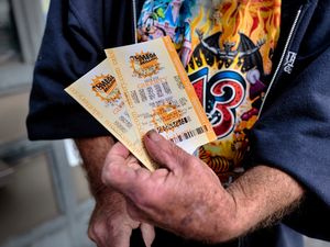 Supporting image for story: Winning billion-dollar lottery ticket sold in California