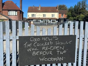 Supporting image for story: Gornal pub appears to have closed doors with nod to The Crooked House on sign outside