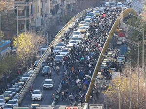 Supporting image for story: Iranians able to make calls abroad but internet remains offline after protests