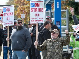Supporting image for story: Boeing reports £4.6bn quarterly loss ahead of vote by union members