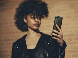 Supporting image for story: The OnePlus 5T wants to replace your expensive flagship smartphone