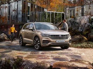 Supporting image for story: New Volkswagen Touareg priced from £51,595
