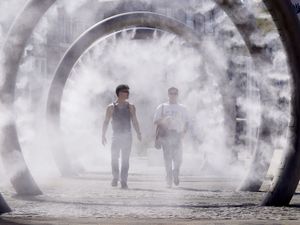 Supporting image for story: In Pictures: Cooling off as third summer heatwave hits