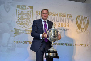 Richard Bevan, chief executive of the League Managers Association, helpes with the presentation of the silverware on Saturday night. Image: Jo Pearce