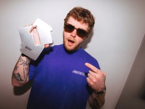 Supporting image for story: Alex Warren claims longest-running number one by US male solo artist in 70 years