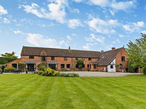 Supporting image for story: The 'dream' Grade II listed 17th century home on market for £1.6m