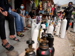 Supporting image for story: Death rates soar in south-east Asia as virus wave spreads