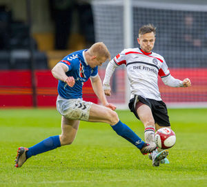 HeLiam Kinsella goes to  toe with Alex Nelson.