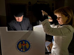 Supporting image for story: Moldovans vote for new president and decide on EU path