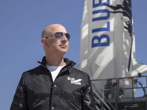 Supporting image for story: Amazon boss Jeff Bezos outlines plans for moon colony