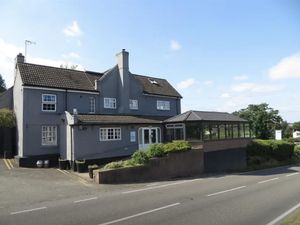Supporting image for story: Inside the former Bridgnorth pub that has been converted into a house with 10 bedrooms, a cellar - and a snug