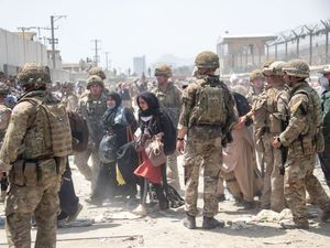 Supporting image for story: UK troops face unprecedented challenge as civilian deaths mount at Kabul airport