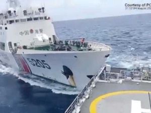 Supporting image for story: Chinese and Philippine vessels collide at disputed atoll