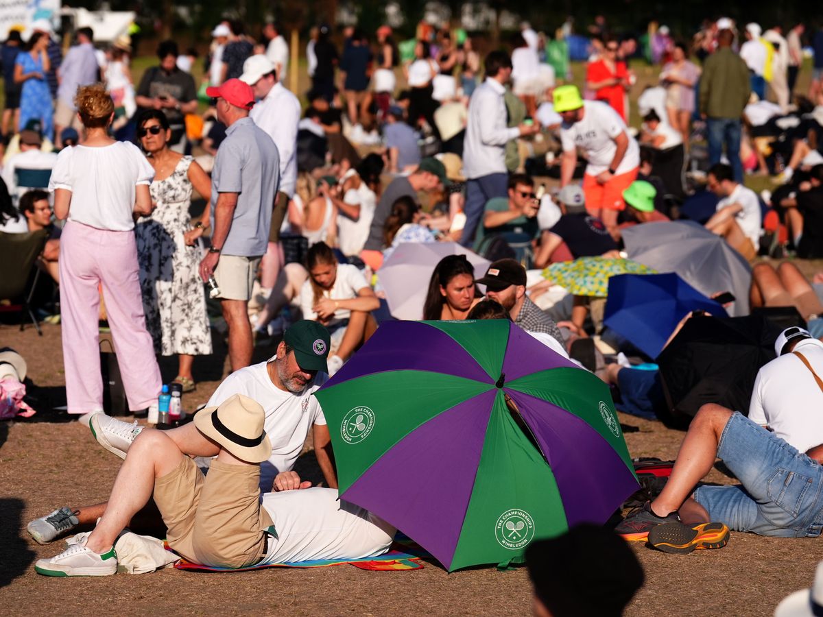 Wimbledon fans prepare for 34C heat with wine, umbrellas and strawberries