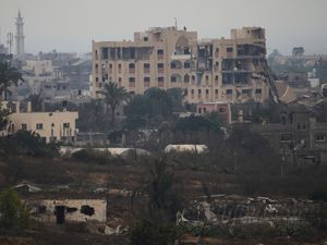 Supporting image for story: At least 25 killed by Israeli gunfire while seeking aid, say health officials