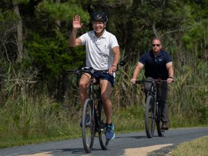 Supporting image for story: Fitness app Strava gives away location of world leaders, French newspaper says