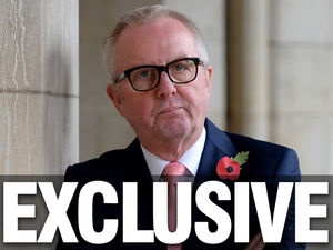 Supporting image for story: 'Vote Tory and stop Corbyn' says Ian Austin as ex-Labour MP quits Parliament 