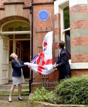 The blue plaque is revealed 