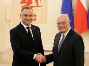 Supporting image for story: Poland’s president says US assures him it will not reduce its troop presence