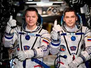 Supporting image for story: Capsule carrying record-breaking astronauts returning to Earth