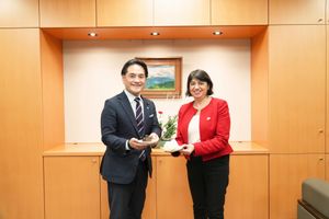 Japan's State Minister of Economy, Trade and Industry Kazuchika Iwata with Nana Lily's pudding and Indo-Pacific Minister Seema Malhotra