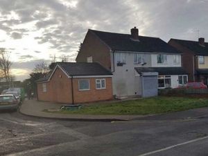 Supporting image for story:  Dentist can keep “ugly” shutter if it is whitened