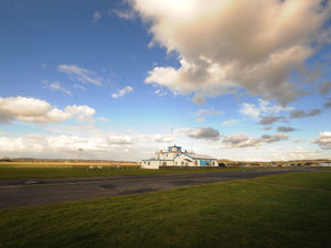 Supporting image for story: Pilot reports being hit by laser just moments before UFO encounters