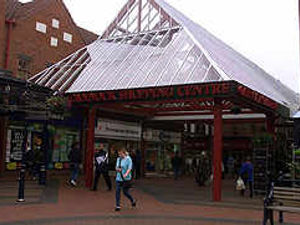 Supporting image for story: Shopping centre in cash crisis