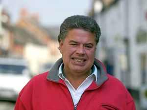 Supporting image for story: Soap star praises Shrewsbury hospital staff after life-saving cancer op