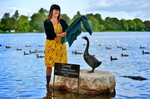 Mayor Anne Wignall unveils the statue of George