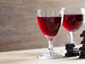 Supporting image for story: A chemical found in red wine and dark chocolate has been found to make old cells young again