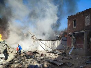 Supporting image for story: Missile attack kills policeman and injures 52 others in Zelensky’s hometown