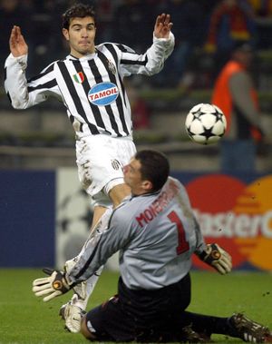 Aly Mondragon (R), goalkeeper of Galatasaray Istanbul saves a shot from Enzo Maresca of Juventus Turin during their Champions League Group D first phase match at the Westfalen stadium in Dortmund, Germany, December 2, 2003. REUTERS/Kai Pfaffenbach