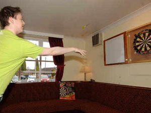 Supporting image for story: Newport darter David Pallett faces Phil Taylor