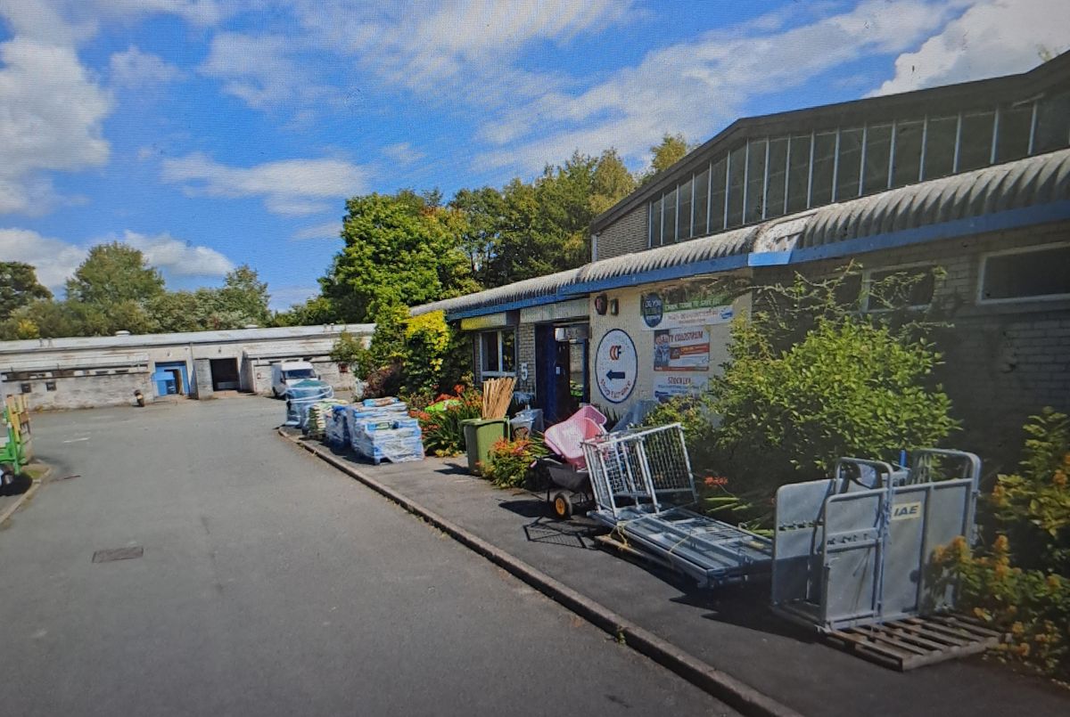 Plans for the construction of a warehouse on a Rhayader enterprise park have been given the thumbs up