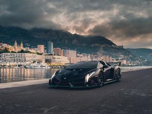 Supporting image for story: One-of-nine Lamborghini Veneno Roadster heading to auction