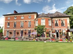 Supporting image for story: Club rewarded for excellent service with ale award