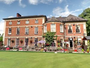 Supporting image for story: Club rewarded for excellent service with ale award