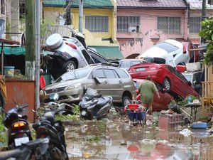 Supporting image for story: At least 26 people killed as Typhoon Kalmaegi barrels across the Philippines