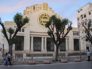 Supporting image for story: Man who set himself on fire outside synagogue is killed by police