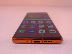 Supporting image for story: New Huawei phones met with mixed response from experts