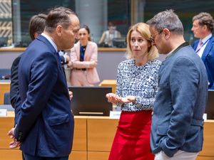 Supporting image for story: Trump and Putin cannot decide on land swaps, say Ukraine and EU