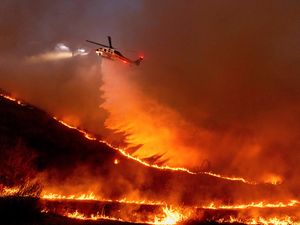 Supporting image for story: New LA-area fire prompts more evacuations with more than 10,000 structures lost