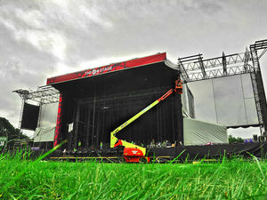 Supporting image for story: Stage is set for V Festival as 95,000 music fans expected