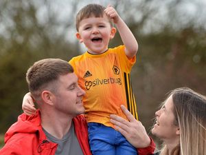 Supporting image for story: Nico's 100-lap salute in memory of Captain Sir Tom