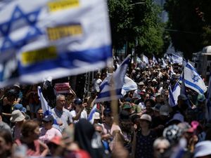 Supporting image for story: Protesters urge Benjamin Netanyahu to quit and call for hostages deal