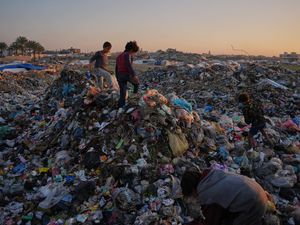 Supporting image for story: Israel accuses Hamas of ceasefire violation as blast in Gaza wounds soldier