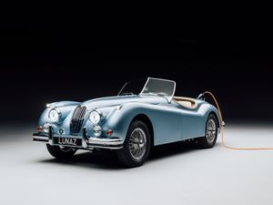 Supporting image for story: David Beckham gifts son Brooklyn electric Jaguar to celebrate wedding